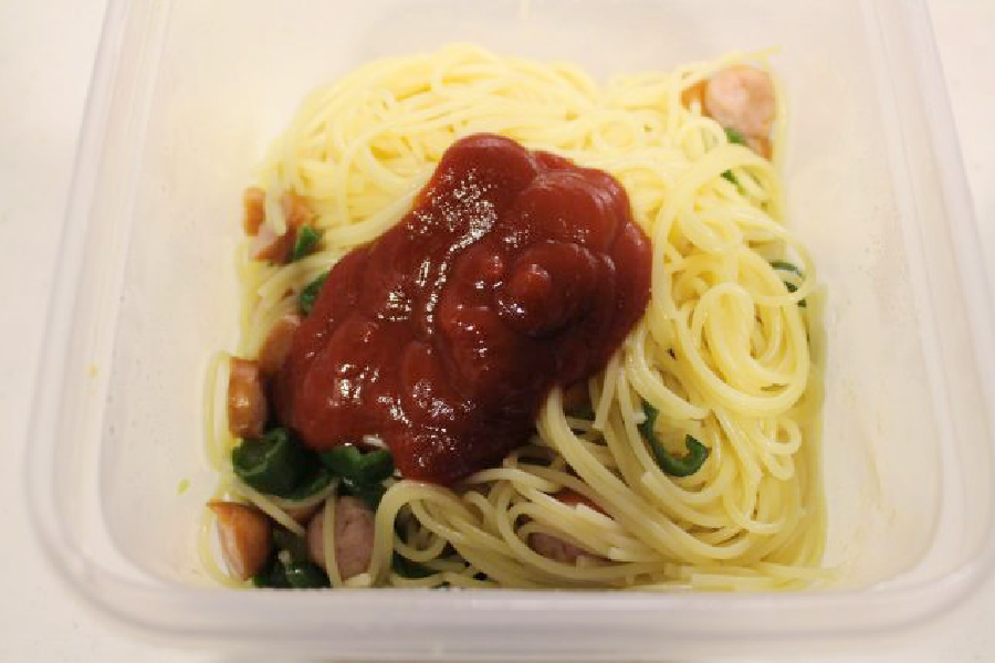 画像：バターとケチャップを入れたパスタ
