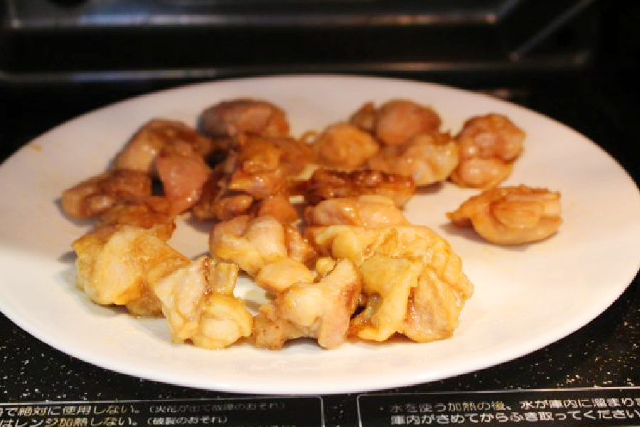画像：鶏肉がすべて薄茶色になったらできあがり。