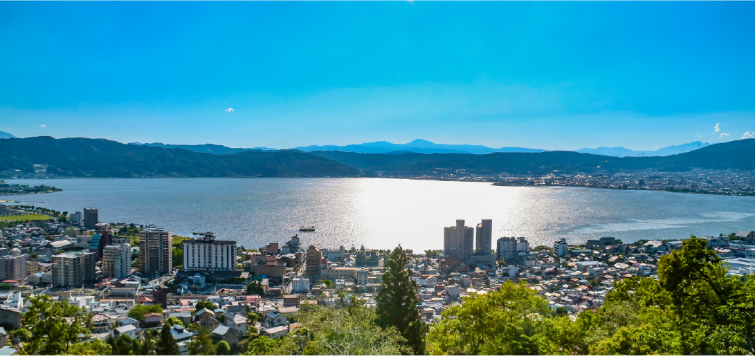 写真:雄大な湖のほとりに立つ諏訪赤十字病院