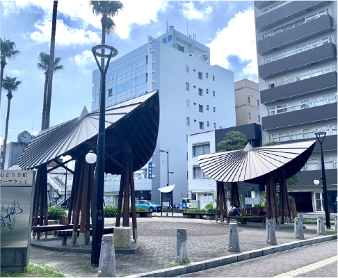 写真:編み笠をモチーフにしたユニークな形の休憩所