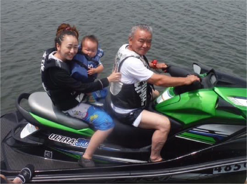 写真：マリンスポーツを楽しむ患者さんご本人 佐藤 秀幸さん